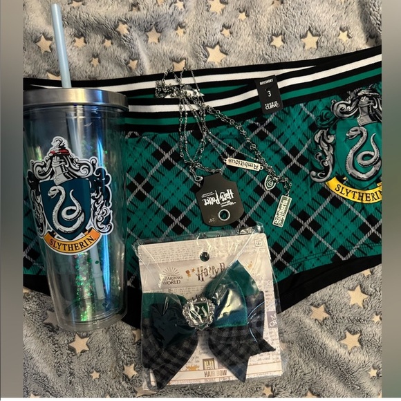 320 TORRID SIZE 3 BOY SHORT COLD CUP NECKLACE & BOW SLITHERING HOUSE - Picture 4 of 4